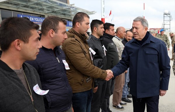 Milli Savunma Bakanı Akar sınırda