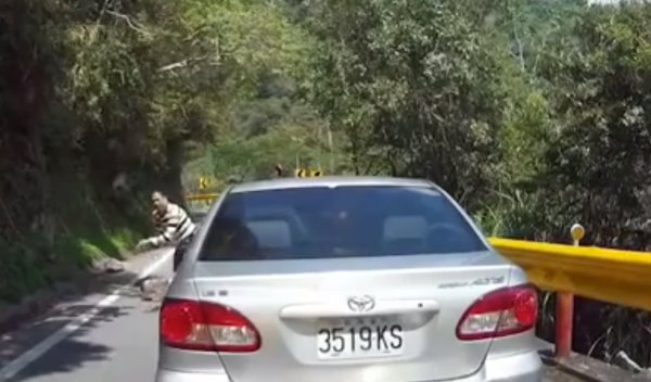 Tayvan'da kaya araçların üstüne düştü