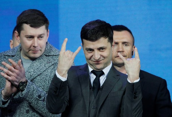 a Ukrayna’da seçimin galibi komedyen Zelenskiy