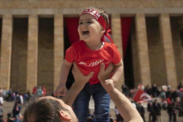 a Binlerce kişi Anıtkabir'e akın etti