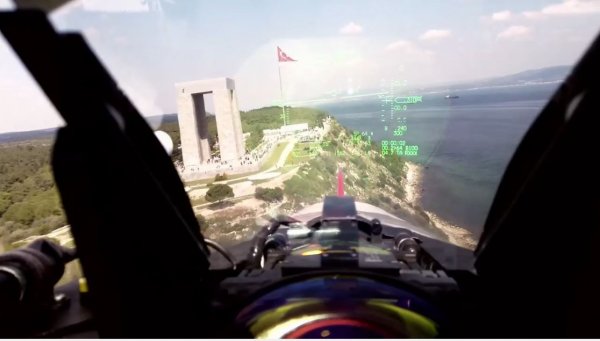 Türk Yıldızları Çanakkale Abidesi'ni selamladı