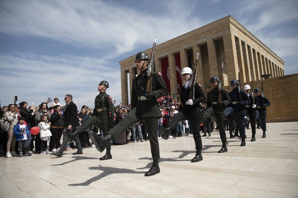 a Binlerce kişi Anıtkabir'e akın etti