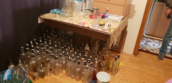 i Sahte içki üretimi yapılan evden cephanelik çıktı