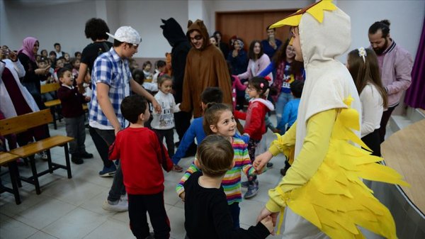 Lise öğrencilerinden köylerdeki çocuklar için tiyatro