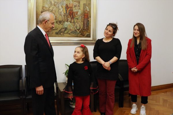 CHP Genel Başkan koltuğuna şehit kızı oturdu