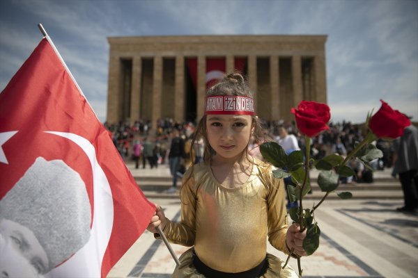 a Binlerce kişi Anıtkabir'e akın etti
