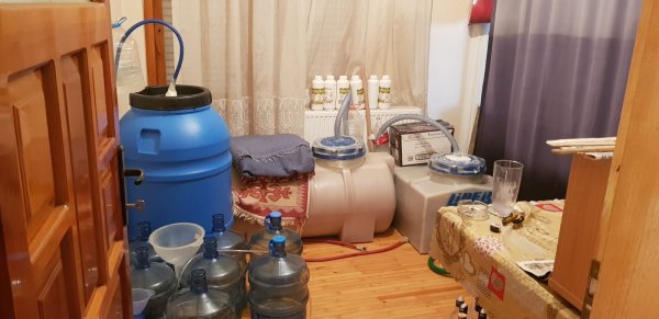 i Sahte içki üretimi yapılan evden cephanelik çıktı