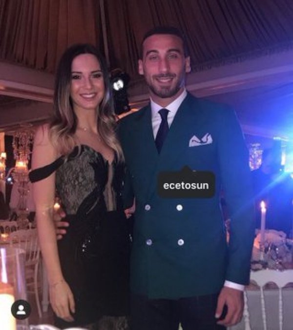 Cenk Tosun'dan aşk dolu paylaşımlar