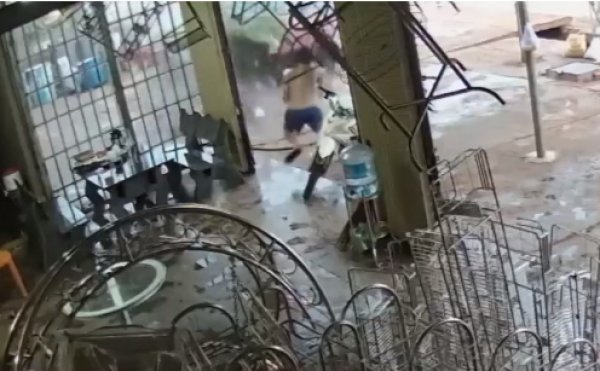 Vietnamlı gencin kazadan kurtulma anı kamerada