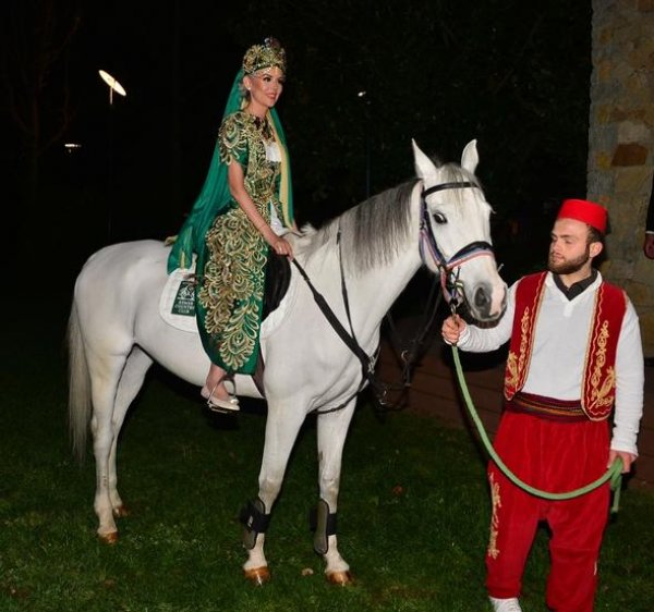 İpek Tanrıyar'ın şaşırtan kına gecesi