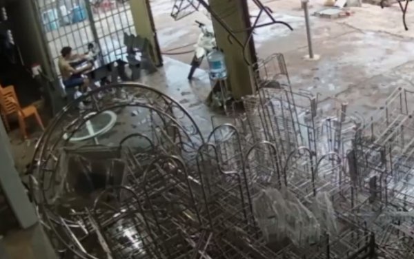 Vietnamlı gencin kazadan kurtulma anı kamerada