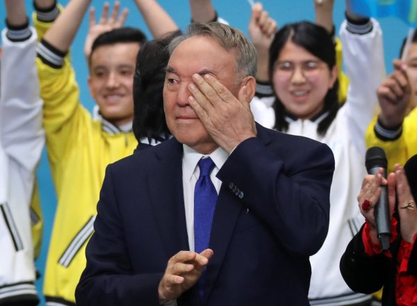 r Nazarbayev partisinin yeni liderini gözyaşlarıyla açıkladı