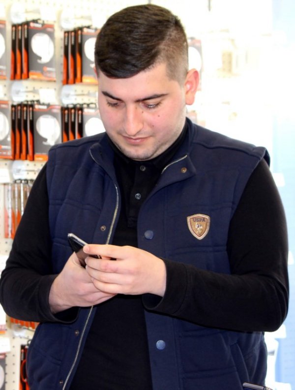 i Bugüne kadar 600 telefon değiştirdi