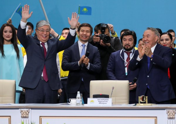 r Nazarbayev partisinin yeni liderini gözyaşlarıyla açıkladı