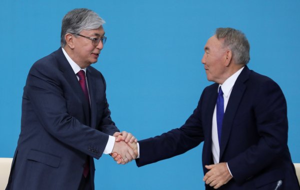 r Nazarbayev partisinin yeni liderini gözyaşlarıyla açıkladı