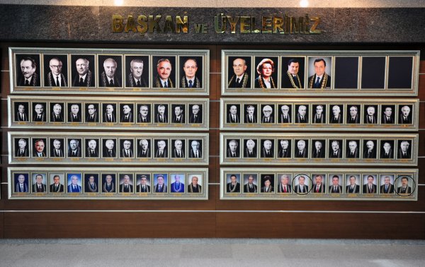 AYM albümünde FETÖ'cü üyelerin fotoğrafları duruyor