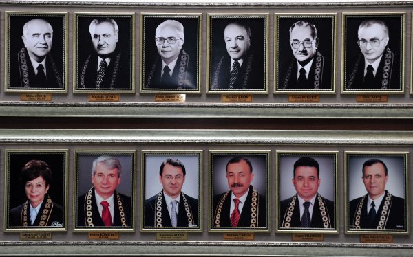 AYM albümünde FETÖ'cü üyelerin fotoğrafları duruyor
