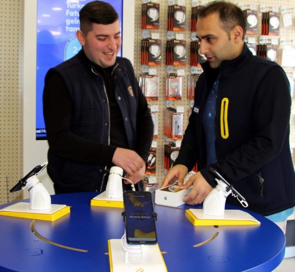 i Bugüne kadar 600 telefon değiştirdi