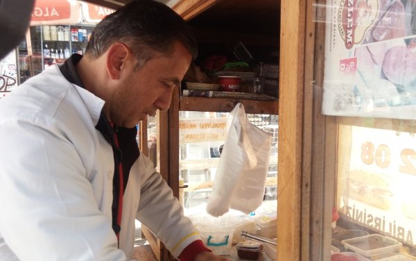 Muz yiyerek hırsızlık yaptı