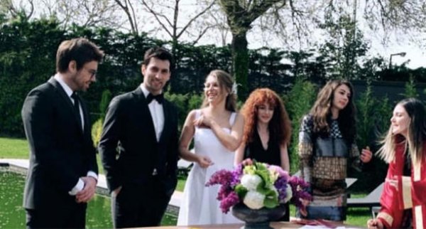 Hande Erçel'in ablası evlendi