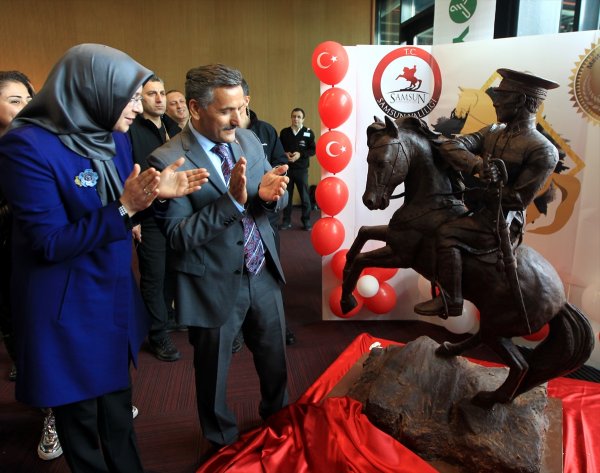 a 500 kilogram çikolatadan Atatürk Anıtı