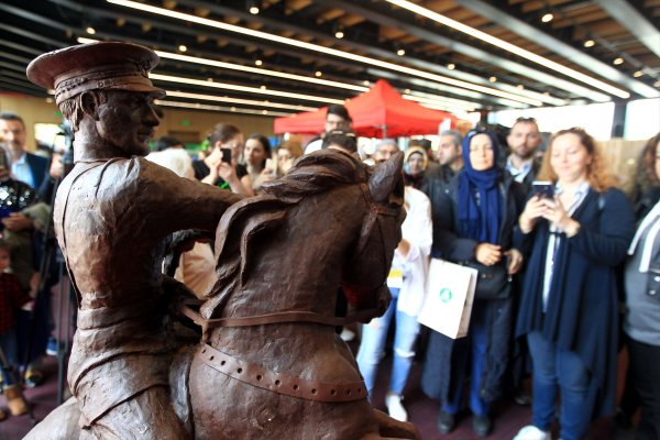 a 500 kilogram çikolatadan Atatürk Anıtı