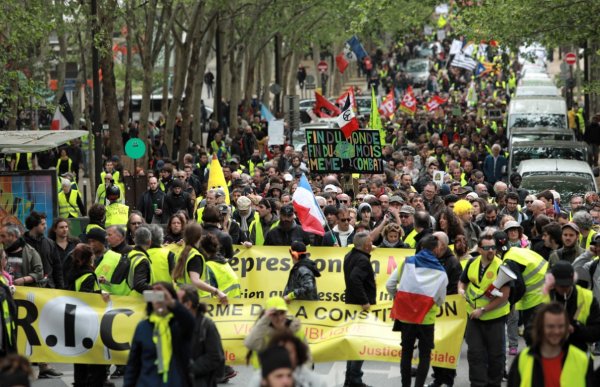 i Sarı Yelekliler Paris'te eylem yaptı