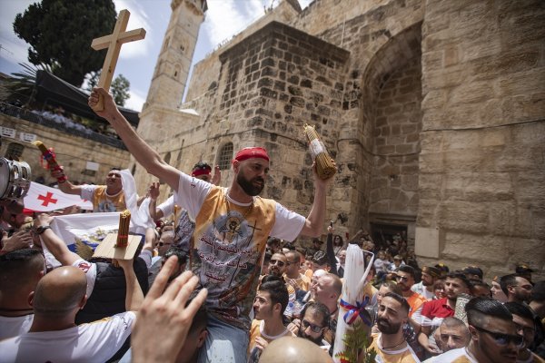 a Kudüs'te Kutsal Ateş ayini