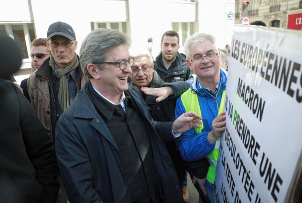 i Sarı Yelekliler Paris'te eylem yaptı