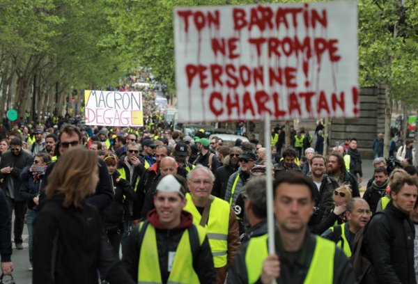 i Sarı Yelekliler Paris'te eylem yaptı