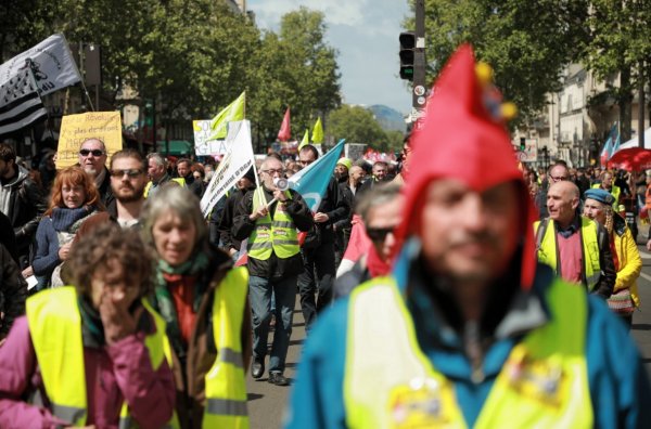 i Sarı Yelekliler Paris'te eylem yaptı