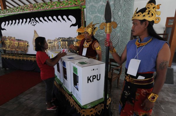 r Endonezya'da sandık krizi: 272 ölü