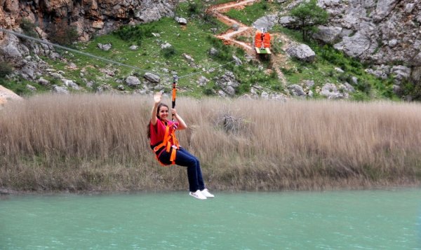 i Fırat üzerinde zipline keyfi
