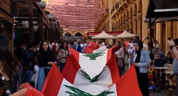 Lübnan'da bayrak asma etkinliği