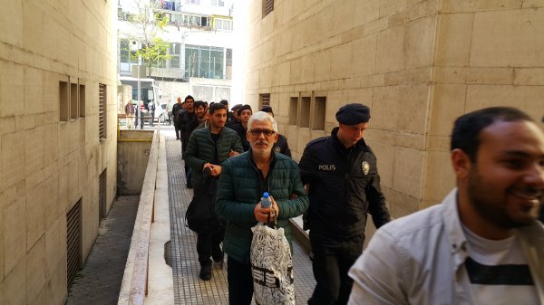 FETÖ şüphelisi adliyeye girerken dilini gösterdi