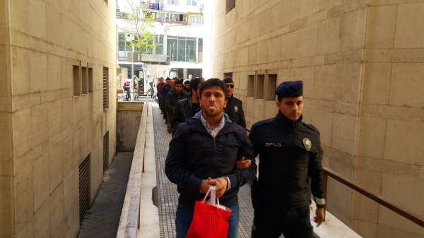 FETÖ şüphelisi adliyeye girerken dilini gösterdi