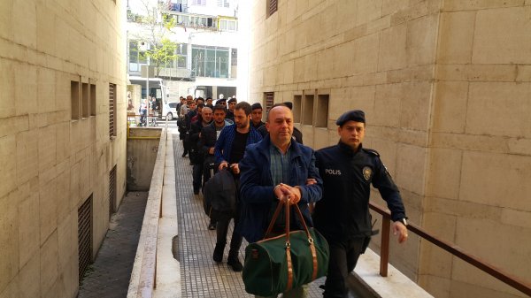 FETÖ şüphelisi adliyeye girerken dilini gösterdi