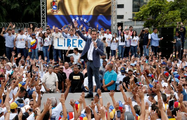 Venezuela'daki darbe yanlılarından mutluluk gözyaşı