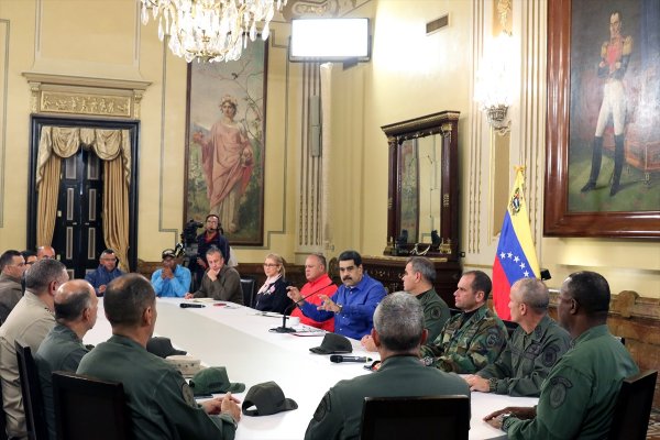 a Venezuela Devlet Başkanı Maduro: Asker kandırıldı