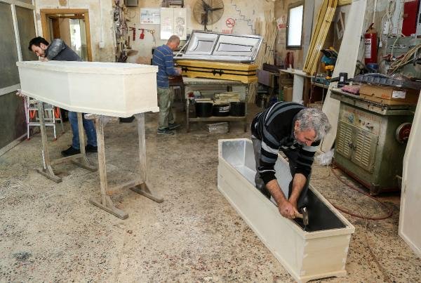 d Antalyalı marangoz yabancılara tabut tasarlıyor