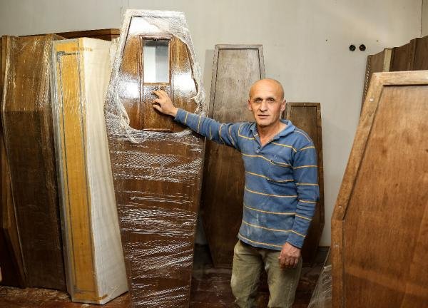 d Antalyalı marangoz yabancılara tabut tasarlıyor