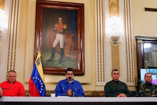 a Venezuela Devlet Başkanı Maduro: Asker kandırıldı