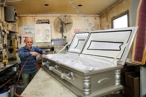 d Antalyalı marangoz yabancılara tabut tasarlıyor