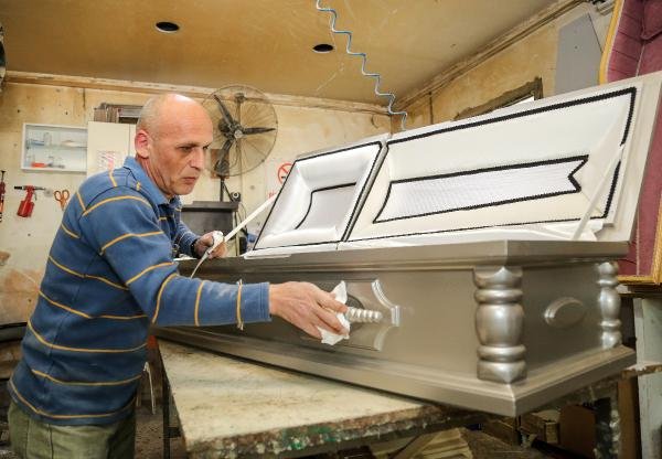 d Antalyalı marangoz yabancılara tabut tasarlıyor