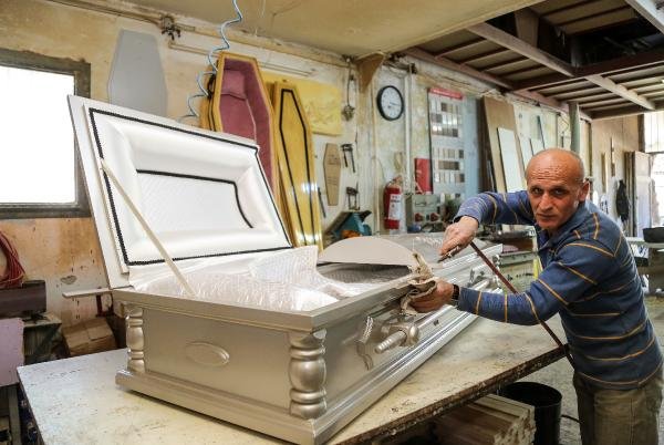 d Antalyalı marangoz yabancılara tabut tasarlıyor