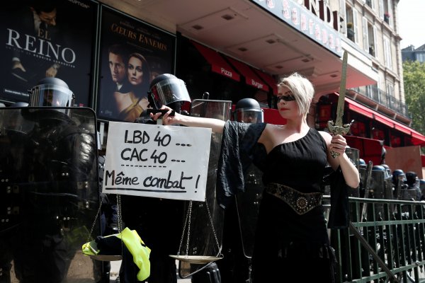 r Fransız polisinden 1 Mayıs dayağı