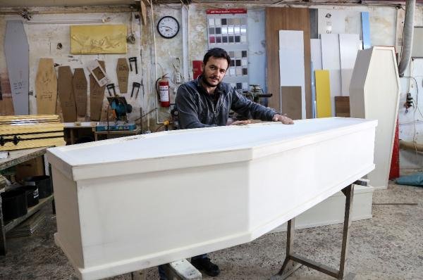 d Antalyalı marangoz yabancılara tabut tasarlıyor