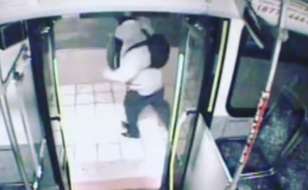 ABD'li yolcuyu yumrukladı