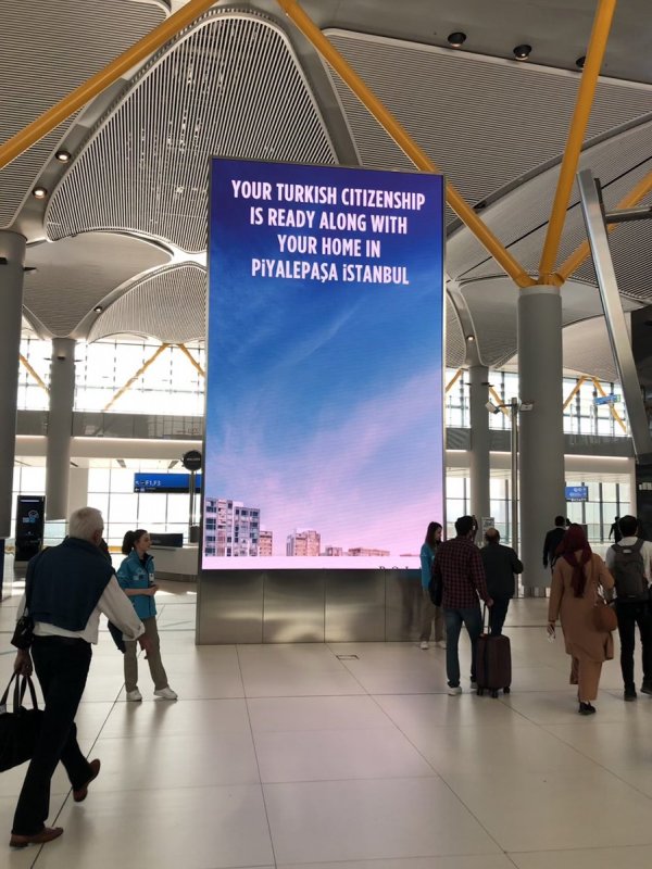 İstanbul Havalimanı'nda vatandaşlık reklamı