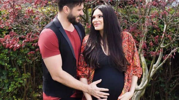 Almeda Abazi doğurdu